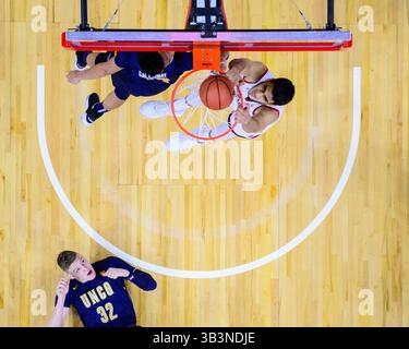 Centre d'État de Caroline du Nord Omer Yurteven (14 ans) lors du match de basket-ball NCAA College entre les Spartans de l'UNCG et le Wolfpack de l'État de Caroline du Nord au PNC Arena le 16 décembre 2017 à Raleigh, Caroline du Nord. Jacob Kupferman/CSM(image de crédit : &copy ; Jacob Kupferman/CSM via ZUMA Wire) Banque D'Images