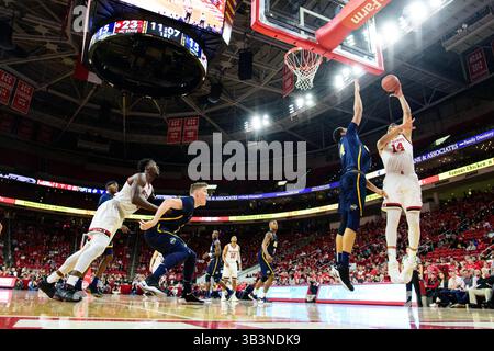 Centre d'État de Caroline du Nord Omer Yurteven (14 ans) lors du match de basket-ball NCAA College entre les Spartans de l'UNCG et le Wolfpack de l'État de Caroline du Nord au PNC Arena le 16 décembre 2017 à Raleigh, Caroline du Nord. Jacob Kupferman/CSM(image de crédit : &copy ; Jacob Kupferman/CSM via ZUMA Wire) Banque D'Images