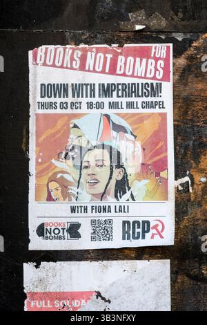 Une vieille affiche du Parti communiste révolutionnaire à Bradford. Banque D'Images