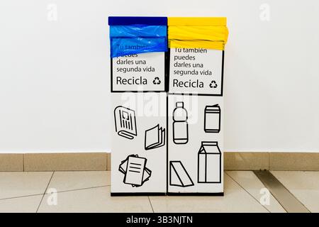 Conteneurs pour la collecte et le tri de différents types de déchets pour le recyclage. Madrid, Espagne Banque D'Images