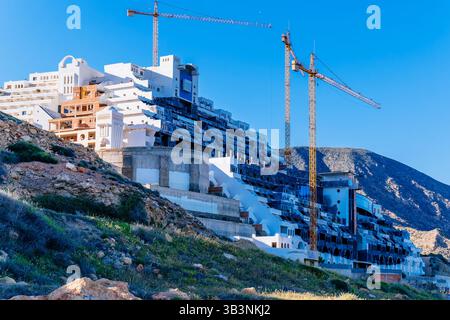 El Algarrobico Hôtel est un bâtiment en ruines en Espagne. Une construction illégale dans le parc naturel de Cabo de Gata-Níjar. Carboneras, Almería, Andalucía, SP Banque D'Images