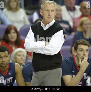 29 novembre 2017 - Fort Worth, TX, États-Unis - L'entraîneur-chef des Bruins de Belmont Rick Byrd sur la ligne de touche alors que TCU joue Belmont en basket-ball universitaire à la Schollmaier Arena de Fort Worth, TX, mercredi 29 novembre 2017. (Crédit image : © Max Faulkner/TNS via ZUMA Wire) Banque D'Images