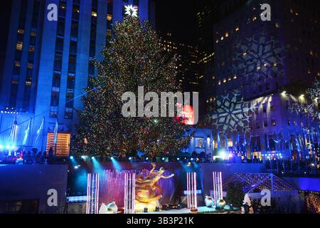 29 novembre 2017 - Manhattan, New York, États-Unis - éclairage de sapin de Noël au Rockefeller Center, Manhattan. Mercredi 29 novembre 2017 (image crédit : © Andrew Savulich/TNS via ZUMA Wire) Banque D'Images