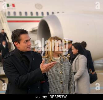 11 décembre 2017 - Paris, FRANCE - Enrique Pena Nieto, président du Mexique et son épouse Angelica Rivera arrivent à Paris, France le dimanche 10 décembre 2017 à la conférence One Planet sur le changement climatique. (Crédit image : © Prensa Internacional via ZUMA Wire) Banque D'Images