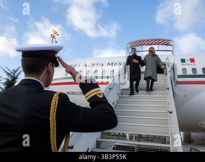 11 décembre 2017 - Paris, FRANCE - Enrique Pena Nieto, président du Mexique et son épouse Angelica Rivera arrivent à Paris, France le dimanche 10 décembre 2017 à la conférence One Planet sur le changement climatique. (Crédit image : © Prensa Internacional via ZUMA Wire) Banque D'Images