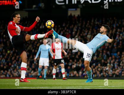 29 novembre 2017 - Manchester, Royaume-Uni - Virgil van Dijk, de Southampton, quitte Sergio Aguero, de Manchester City, lors du premier match de championnat à l'Etihad Stadium, Manchester. Date de la photo 29 novembre 2017. Le crédit photo devrait se lire : Simon Bellis/Sportimage/CSM(image crédit : &copy ; Simon Bellis/CSM via ZUMA Wire) Banque D'Images
