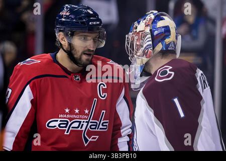 12 décembre 2017 : Alex Ovechkin (8 ans), l'aile gauche des Capitals de Washington, s'entretient avec Semyon Varlamov (1 an), gardien de l'Avalanche du Colorado, pendant le match entre l'Avalanche du Colorado et les Capitals de Washington au Capital One Arena de Washington, District de Columbia. Scott Taetsch/CSM(image de crédit : &copy ; Scott Taetsch/CSM via ZUMA Wire) Banque D'Images