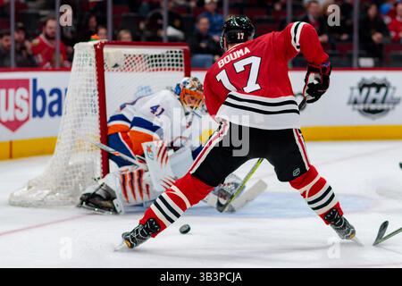 20 janvier 2018 : Chicago, Illinois, États-Unis - Blackhawks #17 lance Bouma tente un tir sur le gardien #41 Jaroslav Halak des Islanders lors du match de la Ligue nationale de hockey entre les Blackhawks de Chicago et les Islanders de New York au United Center à Chicago, il. Photographe : Mike Wulf(image de crédit : &copy ; Mike Wulf/CSM via ZUMA Wire) Banque D'Images