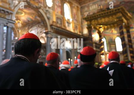 État de la Cité du Vatican, Vatikanstadt. 27 avril 2025. Hommage aux membres du Collège des Cardinaux devant la tombe du Pape François et des deuxièmes Vêpres présidée par le Cardinal Rolandas Makrickas dans la Basilique Sainte-Marie majeure. Rome (Italie), le 27 avril 2025. Crédit : dpa/Alamy Live News Banque D'Images