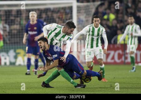 21 janvier 2018 - Séville, Espagne - LUIS SUAREZ de Barcelone (C) reçoit une faute de JAVI GARCIA de Betis lors du match de Liga entre le Real Betis et le FC Barcelone au stade Benito Villamarin (crédit image : © Daniel Gonzalez Acuna via ZUMA Wire) Banque D'Images