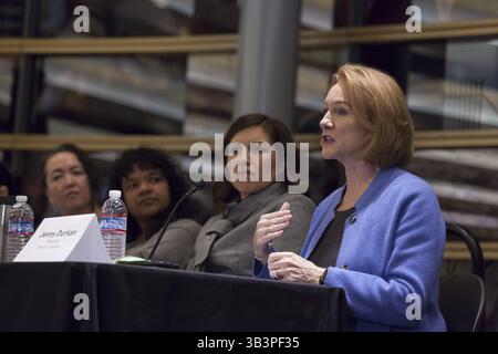 21 janvier 2018 - Seattle, Washington, États-Unis - Seattle, Washington : le maire JENNY DURKAN prend la parole lors d'un panel à l'hôtel de ville de Seattle â€œWomxn Power Seattle : a conversation Focused on the intersection of Race and Genderâ€ . Les panélistes assis de gauche à droite sont Mijo Lee, Mo !, Teresa Mosqueda et Jenny Durkan. Seattle Womxn Marching Forward a créé la loi Womxn sur Seattle comme une journée d'apprentissage, de soutien, de partage et d'action pour le compte d'organisations à but non lucratif, de groupes de base et de justice sociale à Seattle. Les organisations participantes et les entreprises locales ont ouvert leurs portes partout Banque D'Images