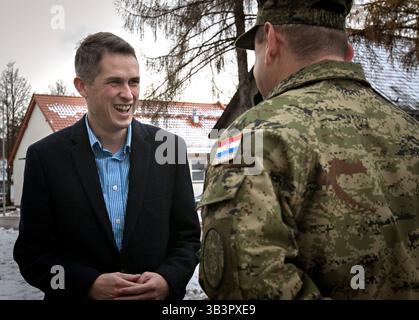 Le 22 décembre 2017 - Bemowo Piskie (Pologne) - le ministre britannique de la Défense, Gavin Williamson, à gauche, s'entretient avec un officier croate lors d'une visite des troupes de l'OTAN du groupement tactique Pologne le 22 décembre 2017 à Bemowo Piskie (Pologne). (Crédit image : © Andrew McNeil/Planet Pix via ZUMA Wire) Banque D'Images