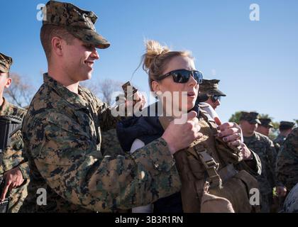 21 décembre 2017 - Sevilla, Espagne - la comédienne Iliza Shlesinger rencontre des Marines affectés à la Force opérationnelle aérienne-terrestre spéciale Marine Purpose Crisis Response Africa dans le cadre d'un engagement de troupes lors de la tournée des vacances des présidents USO à Moon Air base Dec. 21, 2017. Joe Dunford, président des joint Chiefs of Staff, et le Sgt Major John W. Troxell, conseiller principal du président, ainsi que des animateurs de l'USO, ont rendu visite aux militaires qui sont déployés pendant les vacances à divers endroits à travers l'Europe et le moyen-Orient. .(image de crédit : © US Navy/ZUMA Wire/Z Banque D'Images