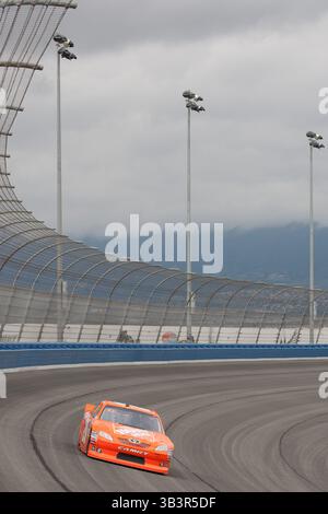 27 mars 2011 - Fontana, Californie, États-Unis - Joey Logano pilote du #20 The Home Depot Toyota lors du NASCAR Sprint Cup Series Auto Club 400 au Auto Club Speedway. (Crédit image : © Brandon Parry via ZUMA Wire) Banque D'Images