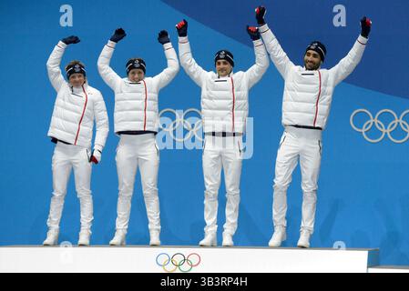 21 février 2018 - Pyeongchang, Corée du Sud - L'équipe de France célèbre avoir décroché la médaille d'or dans l'épreuve de biathlon à relais mixte 2 x 6 km + 2 x 7,5 km femmes + n2 x 7,5 km hommes aux Jeux Olympiques de PyeongChang. Les membres de l'équipe sont : Marie DORIN HABERT Anais BESCOND Simon DESTHIEUX Martin FOURCADE (crédit image : © Christopher Levy via ZUMA Wire) Banque D'Images