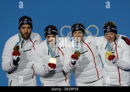 21 février 2018 - Pyeongchang, Corée du Sud - L'équipe de France célèbre avoir décroché la médaille d'or dans l'épreuve de biathlon à relais mixte 2 x 6 km + 2 x 7,5 km femmes + n2 x 7,5 km hommes aux Jeux Olympiques de PyeongChang. Les membres de l'équipe sont : Marie DORIN HABERT Anais BESCOND Simon DESTHIEUX Martin FOURCADE (crédit image : © Christopher Levy via ZUMA Wire) Banque D'Images