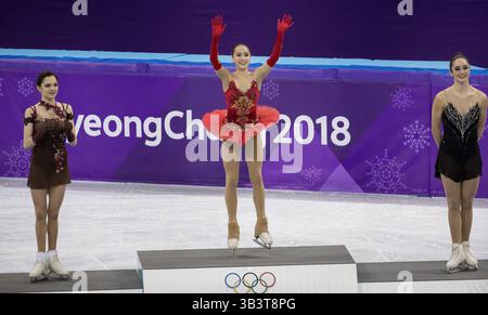 23 février 2018 - Pyeongchang, MN - Minnesota, Corée du Sud - la médaillée d'or Alina Zagitova, une athlète olympique russe, monte sur le podium lors de la cérémonie du vendredi 23 février 2018, lors des Jeux olympiques d'hiver de Pyeongchang 2018 au Gangneung Ice Arena. (Crédit image : © Carlos Gonzalez/TNS via ZUMA Wire) Banque D'Images