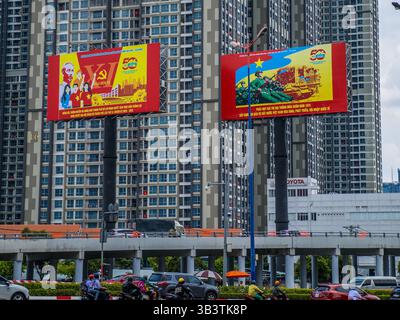Ho Chi Minh ville, Vietnam. 26 avril 2025. Des panneaux de propagande célébrant le 50e anniversaire de la chute de Saigon sont vus à Ho Chi Minh-ville, Vietnam, le samedi 26 avril 2025. La guerre du Vietnam a pris fin le 30 avril 1975, lorsque les chars et les troupes nord-vietnamiennes ont pris d'assaut le palais présidentiel. Photo de Thomas Maresca/UPI crédit : UPI/Alamy Live News Banque D'Images