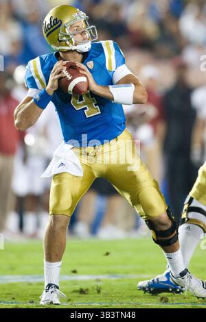 11 septembre 2010 - Pasadena, Californie, États-Unis d'Amérique - le quarterback des Bruins de l'UCLA Kevin Prince #4 en action lors du match UCLA vs Stanford au Rose Bowl, Stanford a battu l'UCLA avec un score final de 35-0. (Crédit image : © Brandon Parry via ZUMA Wire) Banque D'Images
