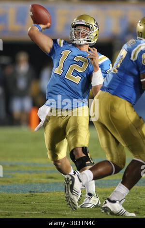 11 septembre 2010 - Pasadena, Californie, États-Unis d'Amérique - le quarterback des Bruins de l'UCLA Richard Brehaut #12 en action lors du match UCLA vs Stanford au Rose Bowl, Stanford a battu l'UCLA avec un score final de 35-0. (Crédit image : © Brandon Parry via ZUMA Wire) Banque D'Images