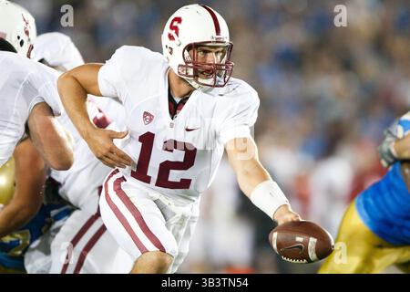 11 septembre 2010 - Pasadena, Californie, États-Unis d'Amérique - quarterback du Cardinal de Stanford Andrew Luck #12 en action lors du match UCLA vs Stanford au Rose Bowl, Stanford a battu UCLA avec un score final de 35-0. (Crédit image : © Brandon Parry via ZUMA Wire) Banque D'Images