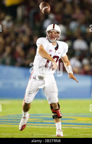 11 septembre 2010 - Pasadena, Californie, États-Unis d'Amérique - quarterback du Cardinal de Stanford Andrew Luck #12 en action lors du match UCLA vs Stanford au Rose Bowl, Stanford a battu UCLA avec un score final de 35-0. (Crédit image : © Brandon Parry via ZUMA Wire) Banque D'Images