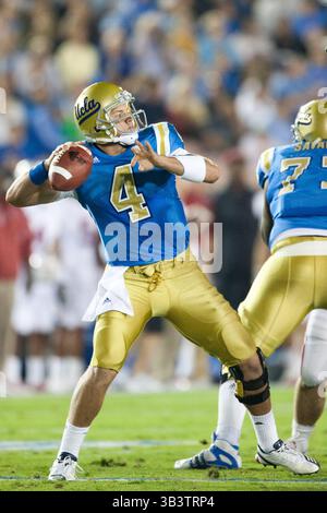 11 septembre 2010 - Pasadena, Californie, États-Unis d'Amérique - le quarterback des Bruins de l'UCLA Kevin Prince #4 en action lors du match UCLA vs Stanford au Rose Bowl, Stanford a battu l'UCLA avec un score final de 35-0. (Crédit image : © Brandon Parry via ZUMA Wire) Banque D'Images