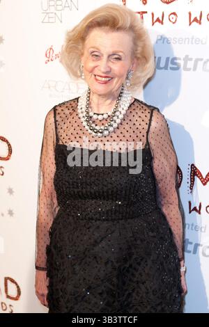 22 février 2011 - Santa Monica, Californie, États-Unis - Barbara Davis arrive au gala des débuts de Nomad Two World Los Angeles au 59 Pier Studios West. (Crédit image : © Brandon Parry via ZUMA Wire) Banque D'Images
