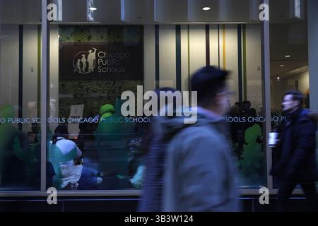 24 octobre 2017 - Chicago, il, États-Unis - les étudiants se rassemblent dans le hall du siège des écoles publiques de Chicago le 6 décembre 2017. Un rapport de l'inspecteur général du district a déclaré que les employés de CPS ''ont volé ou détourné'' des milliers de dollars de cartes-cadeaux achetées par l'école. (Crédit image : © Jose M. Osorio/TNS via ZUMA Wire) Banque D'Images