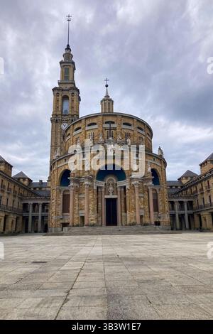 GIJON, ESPAGNE - 5 AVRIL 2025 : L'Universidad Laboral de Gijón, construite à l'origine comme un centre éducatif pour orphelins Banque D'Images
