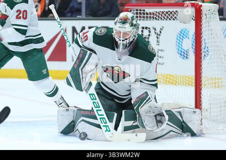 8 décembre 2017 : Devan Dubnyk (40), gardien du Minnesota Wild, fait une sauvegarde dans la première période du match entre les Wild du Minnesota et les Ducks d'Anaheim, Honda Center à Anaheim, CA, Peter Joneleit(Credit image : &copy ; Peter Joneleit/CSM via ZUMA Wire) Banque D'Images