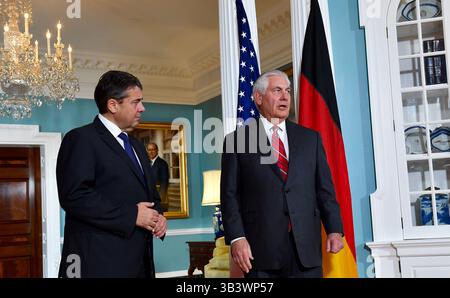 30 novembre 2017 - Washington, États-Unis - le ministre allemand des Affaires étrangères Sigmar Gabriel (à gauche) et le secrétaire d'État américain Rex Tillerson se rencontrent au Département d'État américain le 30 novembre 2017 à Washington, DC. (Crédit image : © Département d'État/planète Pix via ZUMA Wire) Banque D'Images