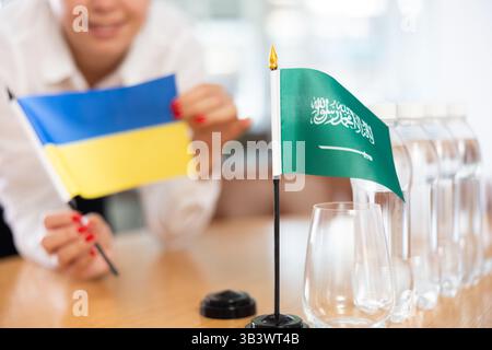 Les drapeaux de l'Ukraine et de l'Arabie saoudite se tiennent sur la table de négociation au pouvoir Banque D'Images