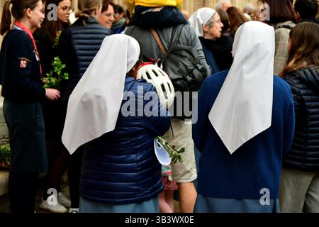 Des gens vus prier à la cathédrale Saint John pendant le dimanche des Rameaux. Une fête religieuse célébrant Jésus "l'entrée à Jérusalem" six jours avant la Pâque. Banque D'Images