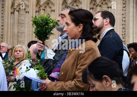 Des gens vus tenir des branches de palmier à la cathédrale Saint John pendant le dimanche des Rameaux. Une fête religieuse célébrant Jésus "l'entrée à Jérusalem" six jours avant la Pâque. Banque D'Images