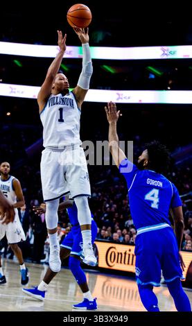 4 février 2018 - Philadelphie, Pennsylvanie, États-Unis - 4 février 2018 : le garde de Villanova Jalen Brunson #1 tire sur le garde de Seton Hall Eron Gordon #4 lors du match entre les Wildcats de Villanova et les Pirates de Seton Hall au Wells Fargo Center le 4 février 2018 à Philadelphie, Pennsylvanie. Villanova a gagné 92-76. ( Photo de Scott Serio/Cal Sport Media (image de crédit : &copy ; Scott Serio/CSM via ZUMA Wire) Banque D'Images