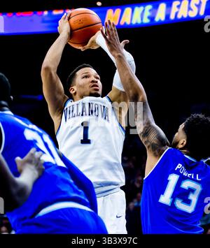 4 février 2018 - Philadelphie, Pennsylvanie, États-Unis - 4 février 2018 : le garde de Villanova Jalen Brunson #1 tire sur le garde de Seton Hall Myles Powell #13 lors du match entre les Wildcats de Villanova et les Pirates de Seton Hall au Wells Fargo Center le 4 février 2018 à Philadelphie, Pennsylvanie. Villanova a gagné 92-76. ( Photo de Scott Serio/Cal Sport Media (image de crédit : &copy ; Scott Serio/CSM via ZUMA Wire) Banque D'Images