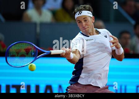 MADRID, ESPAGNE - AVRIL 29 : Casper Ruud, de Norvège, contre Taylor Fritz, des États-Unis lors de la ronde des 16 hommes en simple, le huitième jour de l'Open Mutua de Madrid à la Caja Magica, le 29 avril 2025 à Madrid, Espagne. (Photo de QSP) crédit : QSP/Alamy Live News Banque D'Images