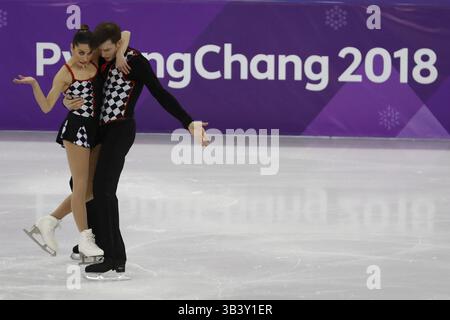 Le 15 février 2018 - Pyeongchang, CORÉE - Valentina Marchei et Ondrej Hotarek, d'Italie, s'affrontent en patinage libre en couples pendant les Jeux olympiques d'hiver de Pyeongchang 2018 à la patinoire de Gangneung. (Crédit image : © David McIntyre via ZUMA Wire) Banque D'Images