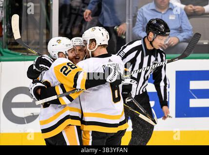 9 février 2018 :.L'aile gauche des Penguins de Pittsburgh Carl Hagelin (62) célèbre avec le défenseur des Penguins de Pittsburgh Ian Cole (28) et le défenseur des Penguins de Pittsburgh Jamie Oleksiak (6) après avoir marqué un but lors d'un match de la LNH entre les Penguins de Pittsburgh et les Stars de Dallas au American Airlines Center à Dallas, Texas..Manny Flores/Cal Sport Media Banque D'Images