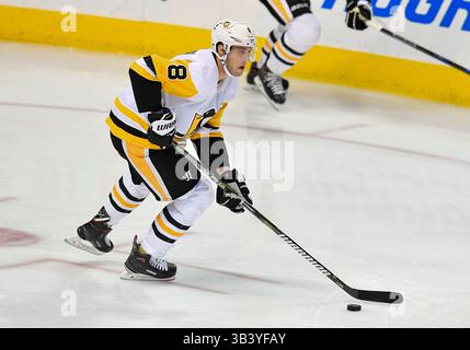 9 février 2018 :.le défenseur des Penguins de Pittsburgh Brian Dumoulin (8) avec la rondelle lors d'un match de la LNH entre les Penguins de Pittsburgh et les Stars de Dallas au American Airlines Center à Dallas, Texas..Manny Flores/Cal Sport Media Banque D'Images