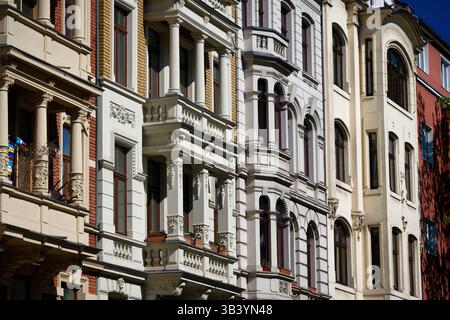 Une rangée pittoresque de bâtiments résidentiels bien conservés et architecturalement diversifiés de la fin du 19ème siècle à Rathenau Viertel à Cologne Banque D'Images