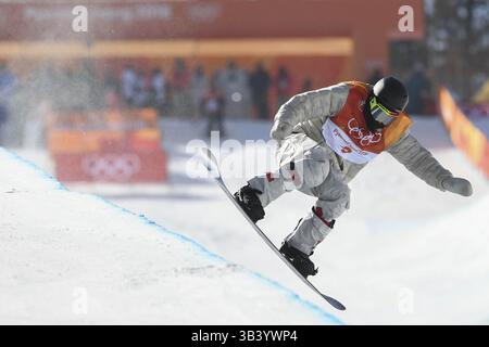 13 février 2018 - Pyeongchang, GANGWON, CORÉE DU SUD - 13 février 2018 - Pyeongchang, Corée du Sud - Jake PATES of USA action sur la piste lors d'une course de qualification de demi-pipe olympique de snowboard masculin au Phoenix Park à Pyeongchang, Corée du Sud. (Crédit image : © GMC via ZUMA Wire) Banque D'Images