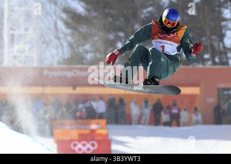 13 février 2018 - Pyeongchang, GANGWON, CORÉE DU SUD - 13 février 2018 - Pyeongchang, Corée du Sud-JAMES Scotty, de l'Australie, sur la piste lors d'une course de qualification en demi-lune masculine olympique de snowboard au Phoenix Park à Pyeongchang, Corée du Sud. (Crédit image : © GMC via ZUMA Wire) Banque D'Images