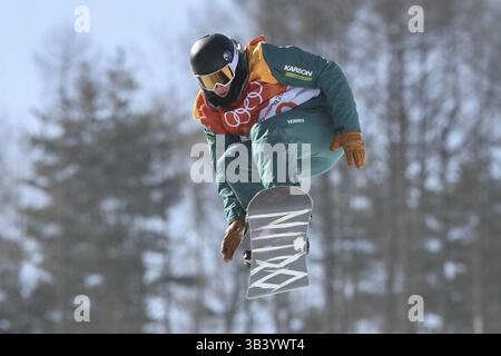 13 février 2018 - Pyeongchang, GANGWON, CORÉE DU SUD - 13 février 2018 - Pyeongchang, Corée du Sud-Nathan JOHNSTONE, de l'Australie, sur la piste lors d'une épreuve de qualification olympique en demi-lune masculine de snowboard au Phoenix Park à Pyeongchang, Corée du Sud. (Crédit image : © GMC via ZUMA Wire) Banque D'Images