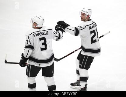 19 février 2018 - Chicago, il, USA - le défenseur des Kings de Los Angeles Dion Phaneuf (3) célèbre avec le défenseur des Kings de Los Angeles Alec Martinez (27) après avoir marqué contre les Blackhawks de Chicago lors de la deuxième période de leur match au United Center lundi 19 février 2018 à Chicago. (Crédit image : © Nuccio Dinuzzo/TNS via ZUMA Wire) Banque D'Images