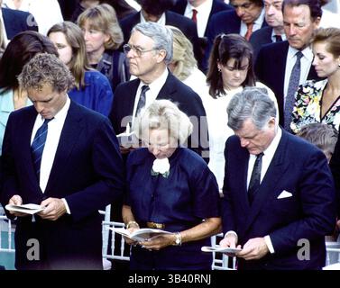 9 août 2015 - Arlington, Virginie, États-Unis d'Amérique - sur cette photo datée du 6 juin 1988, le sénateur américain Edward M. ''Ted'' Kennedy (démocrate du Massachusetts), à droite, assiste à une cérémonie au cimetière national d'Arlington à Arlington, Virginie en mémoire de son frère tué, l'ancien sénateur américain Robert F. Kennedy (démocrate de New York). Le fils aîné de Robert Kennedy, Joseph P. Kennedy, III est à gauche et sa femme, Ethel, est au centre. Également sur la photo est Kennedy dans le beau-sergent R. Shriver (au centre derrière Ethel Kennedy). L'ancienne star de la NFL Frank Gifford et sa femme, Kathie Lee, sont visibes Banque D'Images