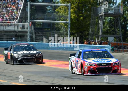 9 août 2015 : le pilote NASCAR Sprint Cup Series AJ Allmendinger #47 mène le pilote Sprint Cup Series Martin Truex Jr. #78 lors de la NASCAR Sprint Cup Series Cheez-It 355 au Glen at Watkins Glen International à Watkins Glen, New York. Rich Barnes/CSM(image crédit : © Rich Barnes/Cal Sport Media/ZUMAPRESS.com) Banque D'Images