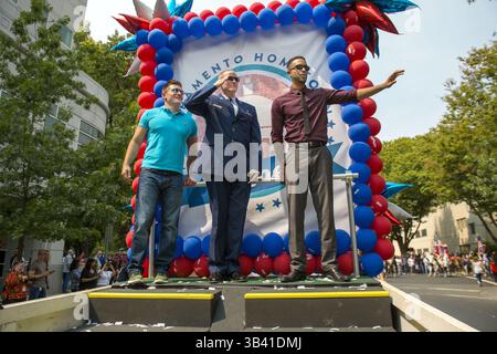 11 septembre 2015 - Sacramento, CA, États-Unis - Spencer Stone, au centre, salue un groupe de militaires comme Alek Skarlatos, à gauche, et Anthony Sadler, à droite, le rejoignent lors de la parade ''Hometown Heroes'' le vendredi 11 septembre 2015 à Sacramento, CA. La parade honore Skarlatos, Stone et Sadler qui ont déjoué une attaque terroriste le 21 août dans un train d'Amsterdam à Paris. (Crédit image : © Hector Amezcua/Sacramento Bee via ZUMA Wire) Banque D'Images