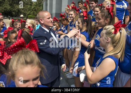 11 septembre 2015 - Sacramento, CA, États-Unis - Spencer Stone, serre la main de pom-pom-meneurs du lycée Del Campo après que Alek Skarlatos, à gauche, et Anthony Sadler, aient pris part à la parade ''Hometown Heroes'' le vendredi 11 septembre 2015 à Sacramento, CA. La parade a honoré Skarlatos, Stone et Sadler qui ont déjoué une attaque terroriste le 21 août dans un train d'Amsterdam à Paris. Stone et Skarlatos sont tous deux diplômés de Del Campo High School. (Crédit image : © Hector Amezcua/Sacramento Bee via ZUMA Wire) Banque D'Images
